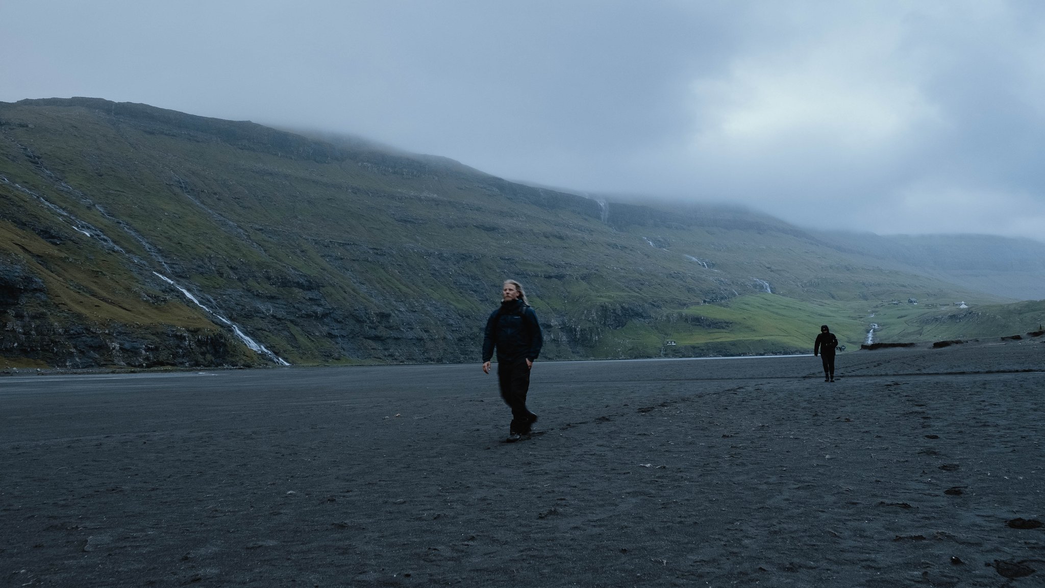 People moving through a northern landscape, photographed by Odin Oddekalv